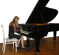 Юля Хомчук за роялем